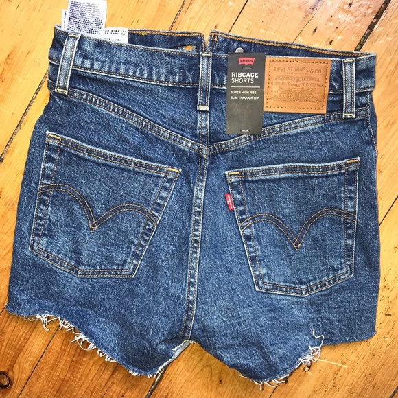 NWT Levi's Ribcage Shorts Size 25 - Picture 1 of 3